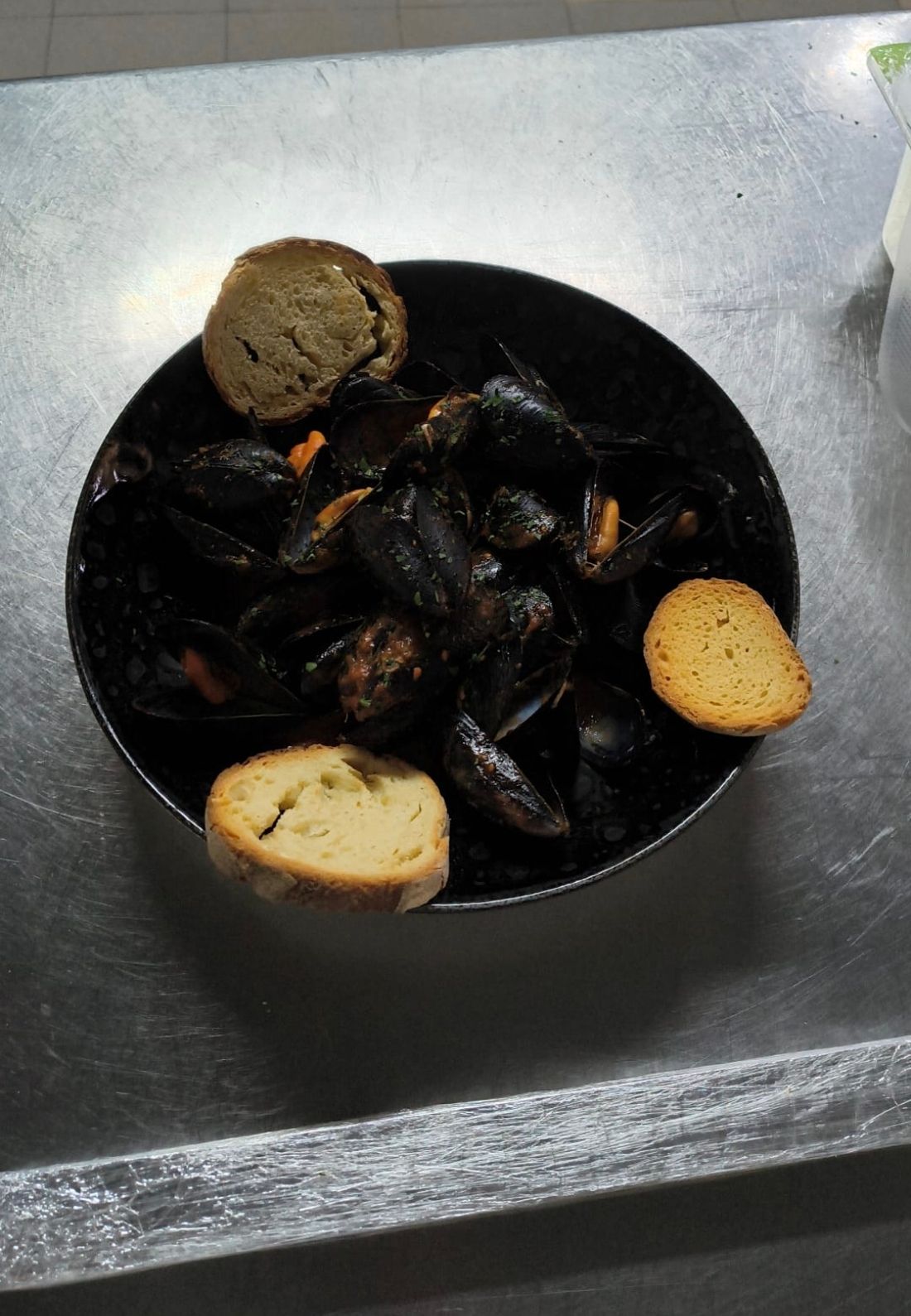 Zuppetta Di Cozze Sarde Con Crostoni Dorati Aromatizzati All'aglio