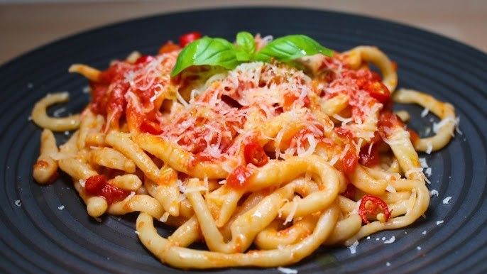 Pici Bianchi Al Pomodoro Fresco, Basilico E Grana Padano