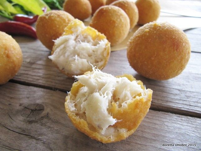 Sfera Croccante Di Baccalà Mantecato, Sulla Salsa Vicentina