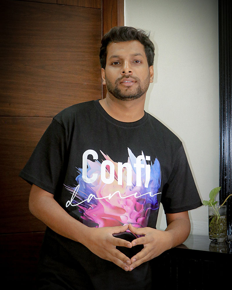 Confidance Graphic Print Oversized Fit Tee - Black