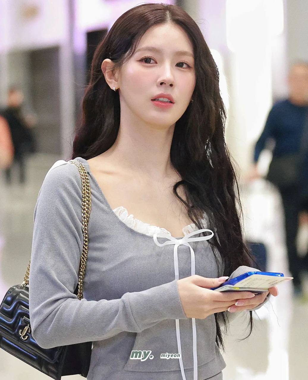 Miyeon of (G)I-DLE Spotted at the Airport in Chic Style