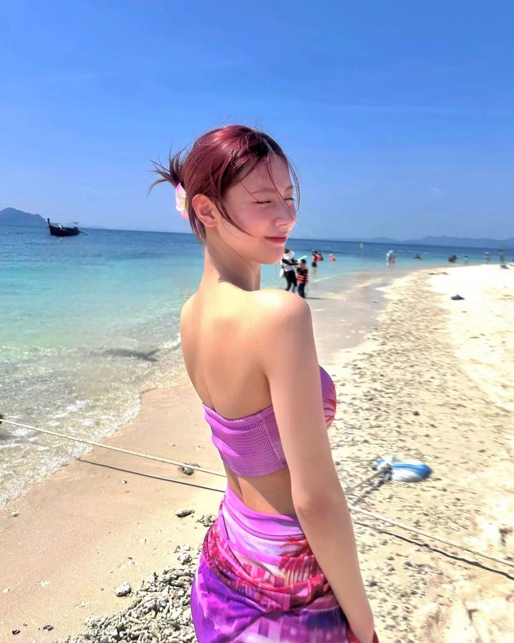 Summer Vibes with Winter's Charm: Yunjin's Tropical Getaway