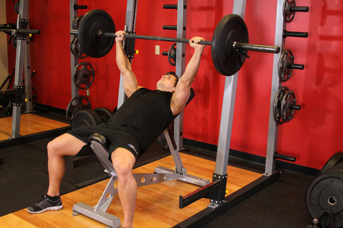 Langhantel-Schrägbankdrücken (mittlerer Griff)