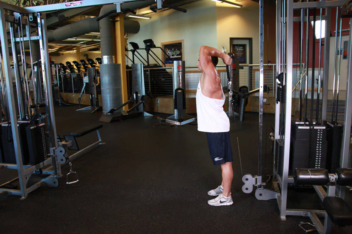 Überkopf-Trizepsdrücken am Kabelzug (Seil)