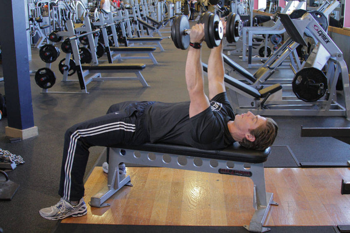 Kurzhantel-Bankdrücken (Neutralgriff)