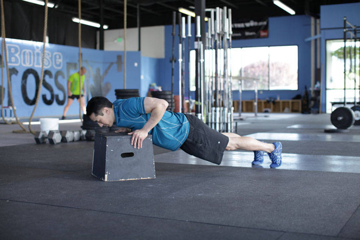 Liegestütze erhöht (Hände auf Bank)