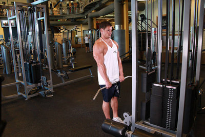 Schulterheben am Kabelzug