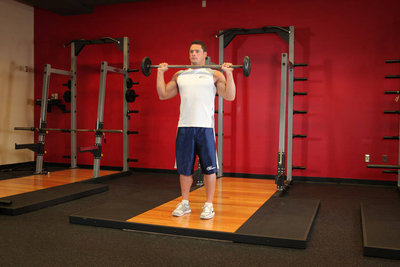 Langhantel-Schulterdrücken (stehend)