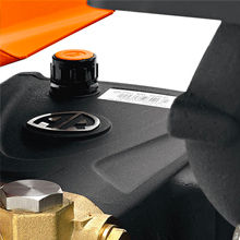 Pressure adjustment at the pump
