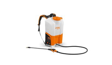 Front view of the STIHL SGA 85 Battery Backpack Sprayer with the battery protection cover opened and the lance placed in front of the sprayer