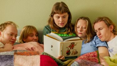 Bilde for arrangement Uironisk Distanse