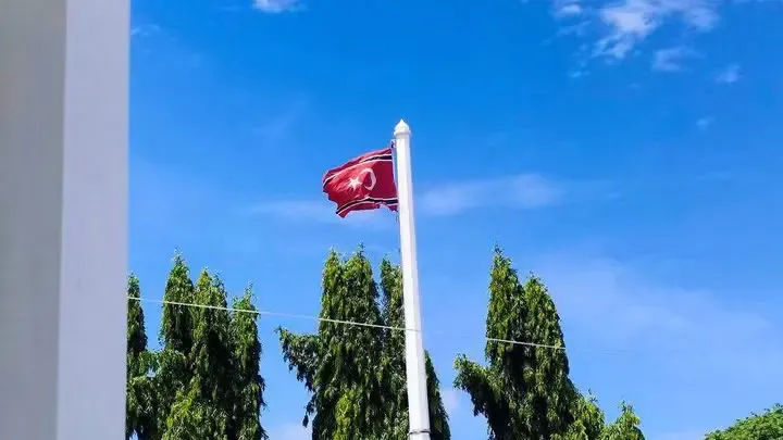 Suasana memanas di halaman Masjid Raya Baiturrahman, Banda Aceh, usai agenda zikir peringatan 21 tahun damai Aceh, Sabtu (15/8/2026). Letusan senjata tak menyurutkan langkah massa yang menolak tiarap.