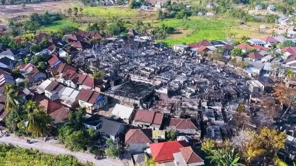 Sisa-sisa pilar kayu dan atap ilalang yang hangus usai kebakaran melanda area cagar budaya Dusun Sade, Desa Rambitan, Lombok Tengah.
