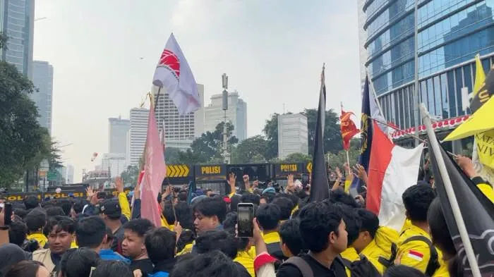 Suasana demonstrasi berbagai aliansi masyarakat dan mahasiswa yang memadati depan Kompleks Parlemen Senayan, Jakarta Pusat, Kamis (27/8/2026).
