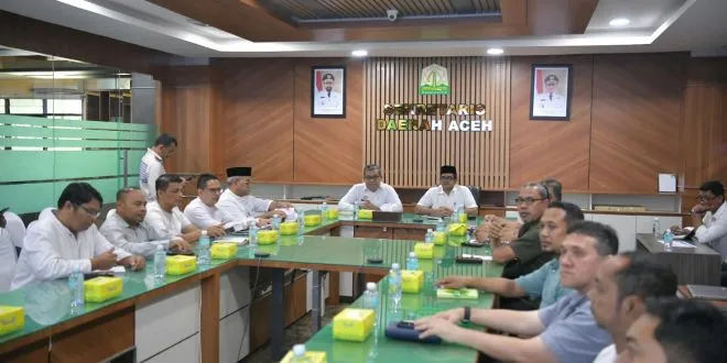 Plt. Sekda Aceh, Taufik, ST, M.Si, didampingi Asisten Perekonomian dan Pembangunan Sekda Aceh, Ir. T. Robby Irza, S.SiT, MT, saat memimpin Rapat Percepatan Penugasan Pelayaran Kapal Ro-Ro Pelabuhan Krueng Geukueh - Penang yang diikuti para Kepala SKPA/Biro terkait, di Ruang Rapat Sekda Aceh, Banda Aceh, Jum'at, (28/8/2026).
