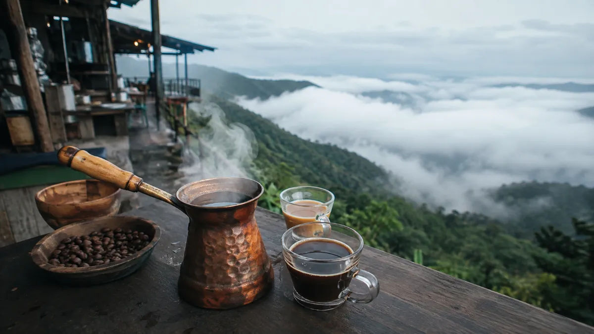 Menantang Awan di Jalur Lintas Puncak Aceh