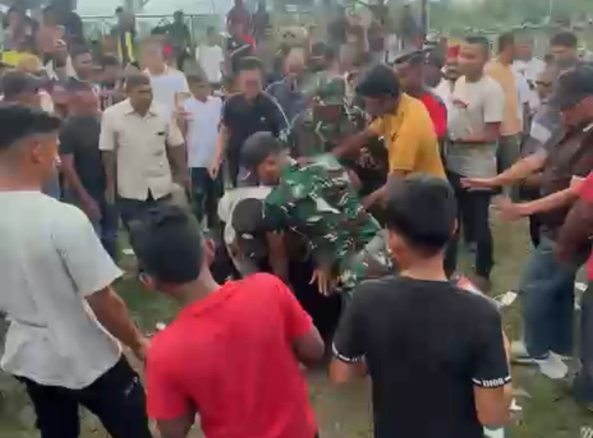 Kericuhan terjadi seusai pertandingan sepak bola di Lapangan Bumigas Blang Jruen, Kecamatan Tanah Luas, Aceh Utara, Kamis petang, 27 Agustus 2026.