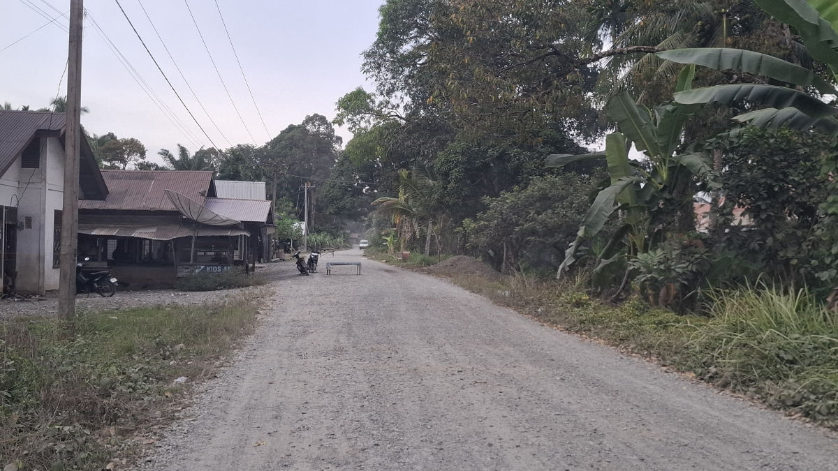 Jalan berbatu dan debu masih menjadi pemandangan di Tuwi Peuriya, mempertanyakan keseriusan perhatian terhadap akses warga.