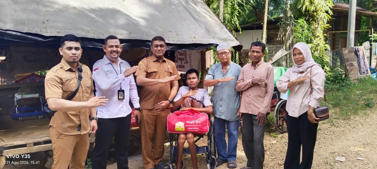 Pemkab Aceh Jaya Salurkan Bantuan untuk Pemuda Penyandang Disabilitas di Dayah Baro