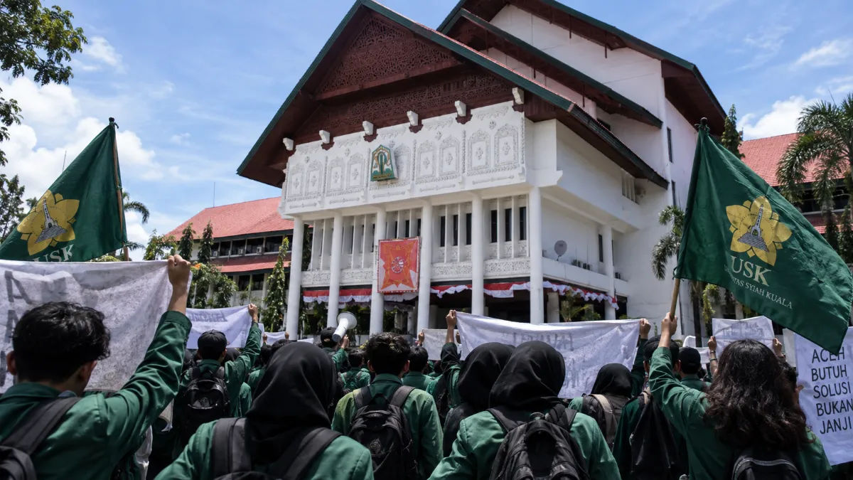 Ratusan Mahasiswa Kepung Kantor Gubernur Aceh Tuntut Rehab-Rekon