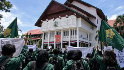 Ratusan Mahasiswa Kepung Kantor Gubernur Aceh Tuntut Rehab-Rekon
