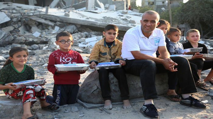 Feed-an-orphan-in-gaza-2.png