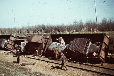 Ешелон із технікою, що зійшов із рейок, 1942. Джерело: Вікіпедія