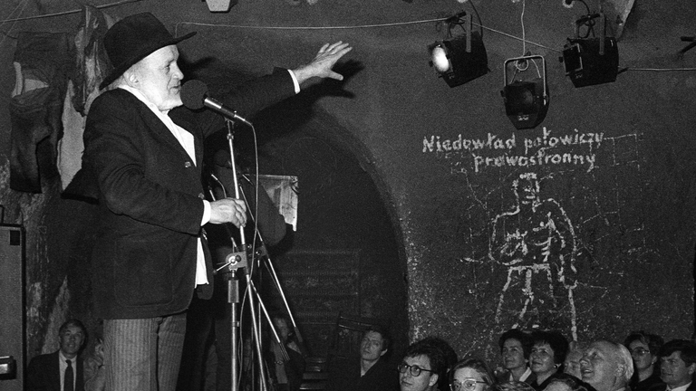 Пйотр Скшинецький на сцені кабаре «Пивниця під баранами», 1987. Фото: Кшиштоф Вуйцік / Forum