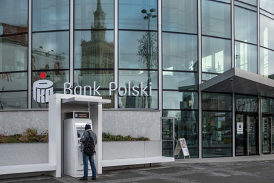 Відділення банку PKO Bank Polski, Варшава. Фото: Міхал Диюк / Forum
