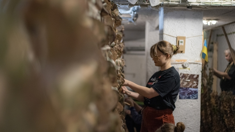 Волонтери плетуть камуфляжні сітки. Фото: Данило Крайник