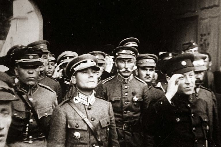 Марко Безручко (другий ліворуч), Микола Янчевський (по центру), Симон Петлюра (праворуч). Джерело: Центральний військовий архів Польщі / Wikipedia