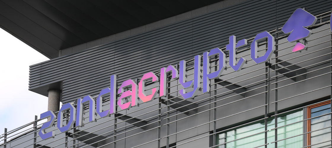 Логотип Zondacrypto на Олімпійському центрі, Варшава. Фото: Збишек Качмарек / Forum
