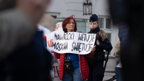 Протест під Президентським палацом через вето Кароля Навроцького закону щодо SAFE. Фото: Марек Антоній Іванчук / Forum