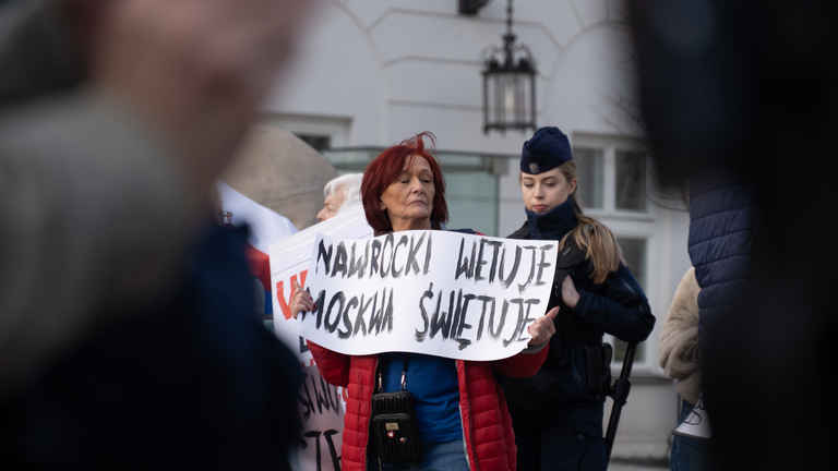 Протест під Президентським палацом через вето Кароля Навроцького закону щодо SAFE. Фото: Марек Антоній Іванчук / Forum