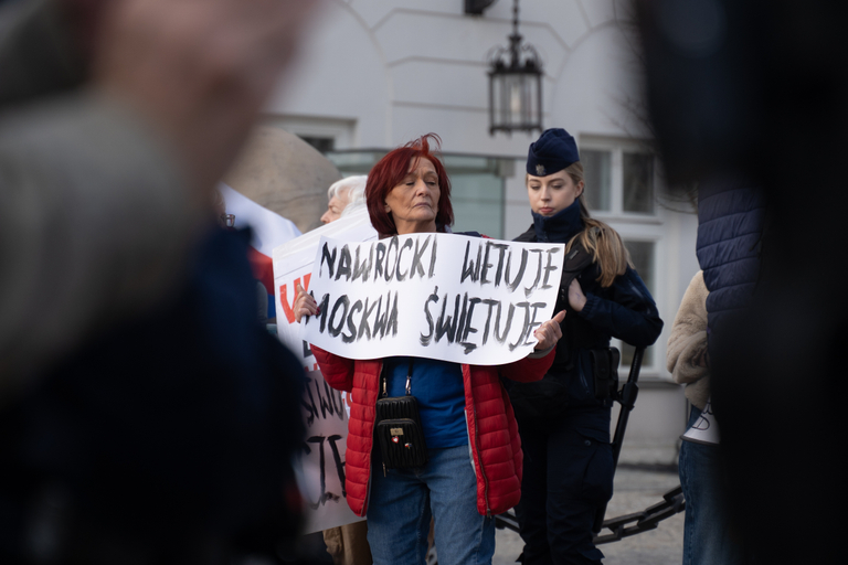 Протест під Президентським палацом через вето Кароля Навроцького закону щодо SAFE. Фото: Марек Антоній Іванчук / Forum