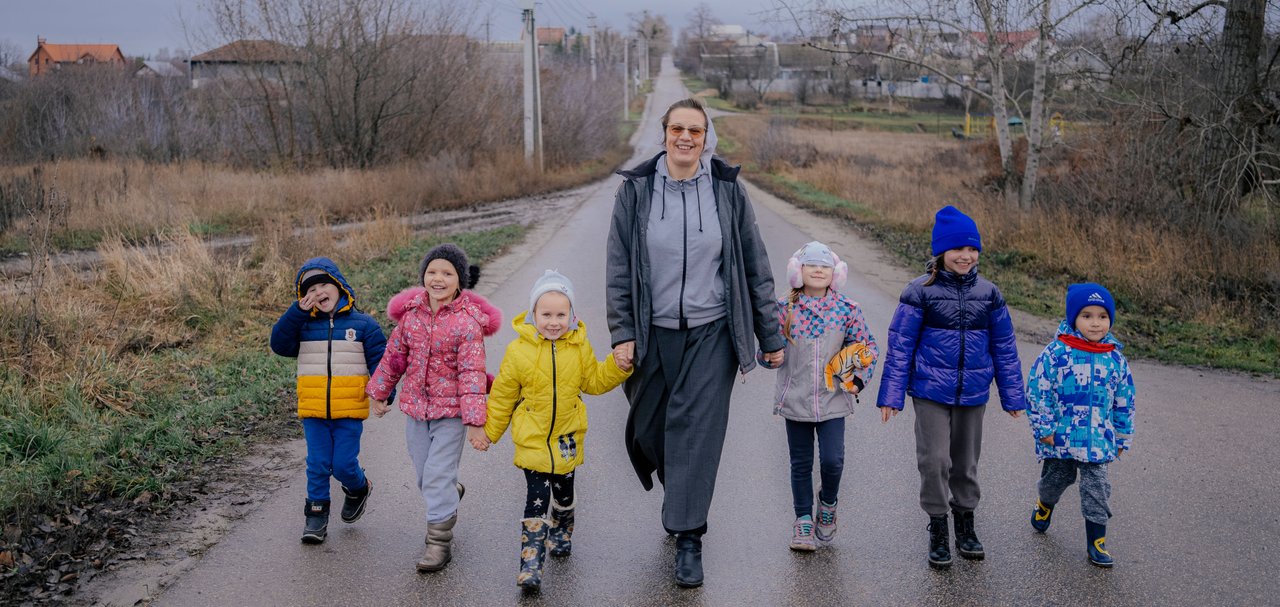 Сестра Каміла з дітьми. Фото: Кристина Пашкіна / Нова Польща