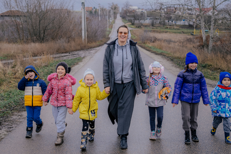Сестра Каміла з дітьми. Фото: Кристина Пашкіна / Нова Польща