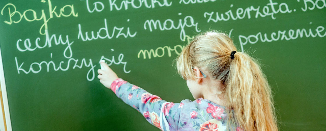 Учениця біля дошки. Фото: Даніель Дмітрієв / Forum