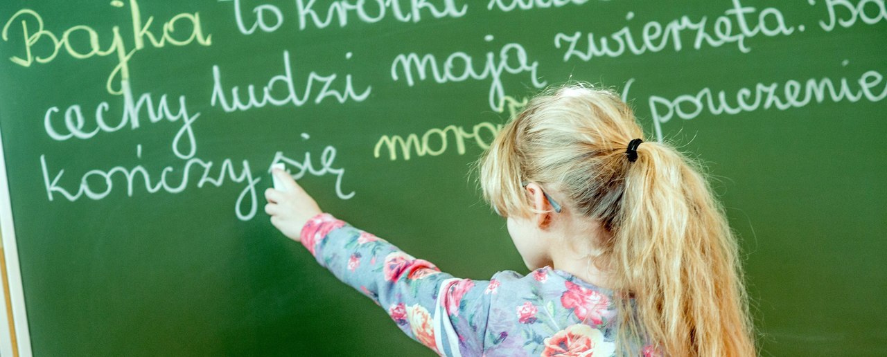 Учениця біля дошки. Фото: Даніель Дмітрієв / Forum