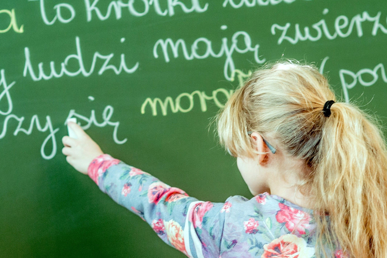 Учениця біля дошки. Фото: Даніель Дмітрієв / Forum