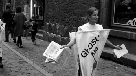 Роздача видання Gazeta Wyborcza на вулицях Кракова, 1989. Фото: Анджей Ставярський / Forum