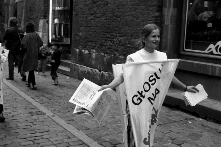 Роздача видання Gazeta Wyborcza на вулицях Кракова, 1989. Фото: Анджей Ставярський / Forum