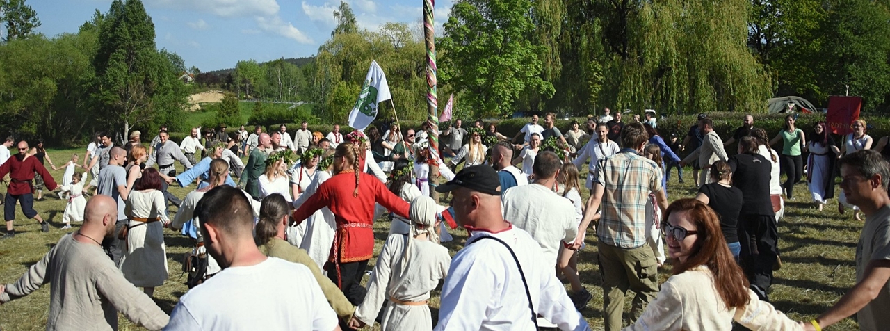 Рідновірні громади Польщі водять хоровод, Сулістровиці, Нижньосілезьке воєводство, неподалік священної гори Слєнжа, 2019. Фото: Кароліна Лісек
