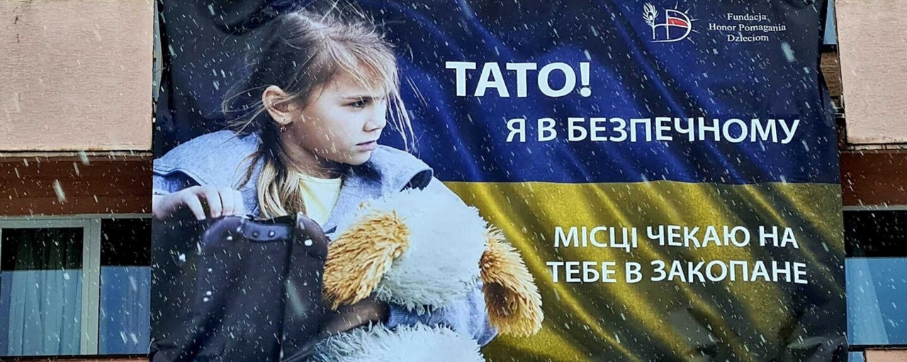 Баннер на здании отеля PRL в Закопане с надписью на украинском языке: «Папочка, я в безопасности. Жду �тебя в Закопане».