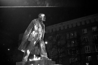 Памятник Ленина в огне и краске, Краков, 1989 год. Источник: Анджей Ставярский / Forum