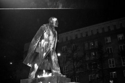 Памятник Ленина в огне и краске, Краков, 1989 год. Источник: Анджей Ставярский / Forum