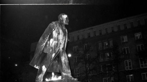 Пам’ятник Лєніну в вогні і фарбі, Краків, 1989. Фото: Анджей Ставярський / Forum 