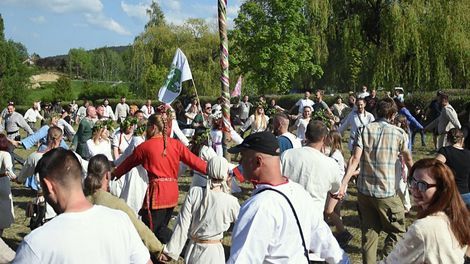 Родноверческие общины Польши водят хоровод, Сулистровице, Нижнесилезское воеводство, местность рядом со священной горой Сленжа, 2019. Фото: Каролина Лисек
