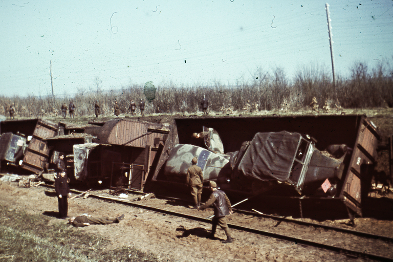 Сошедший с рельсов эшелон с техникой, 1942. Источник: Википедия
