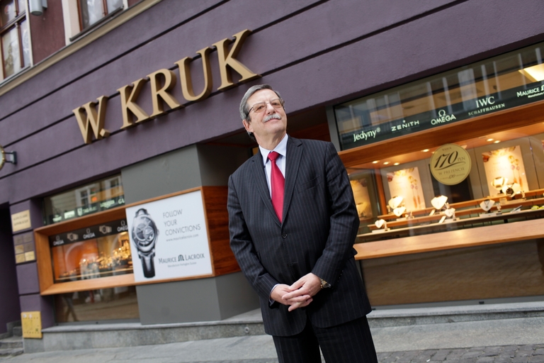 Войцех Крук на фоне салона W.KRUK. Источник: Марек Вишневский / Puls Biznesu / Forum